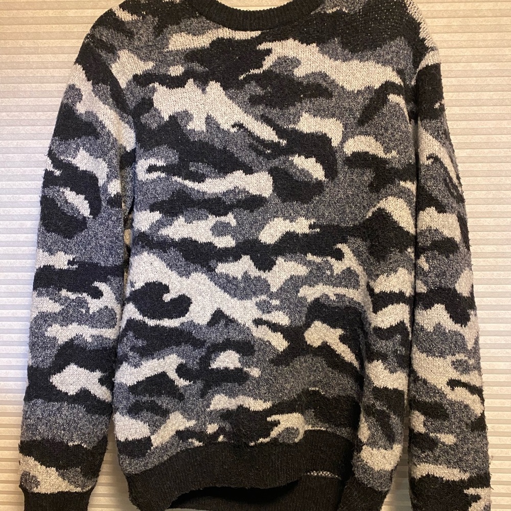 Men’s knit William Rast Crewneck sweater. US Medium.